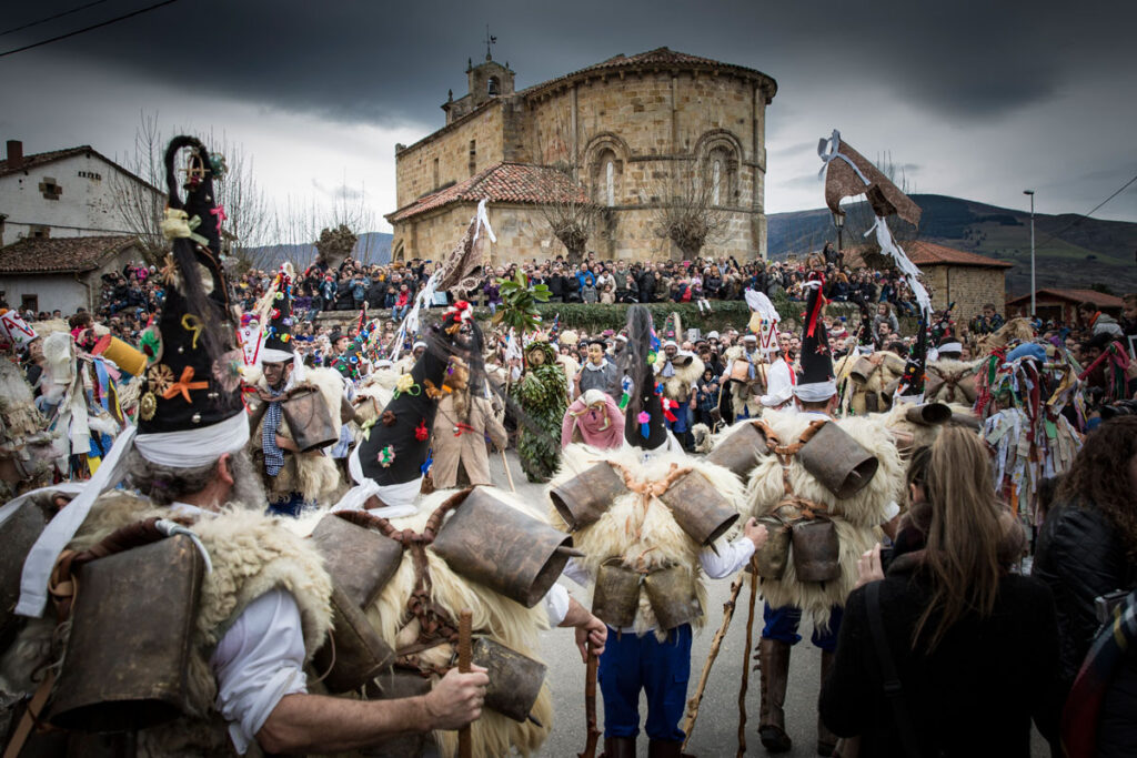 Vijanera en la plaza de la Iglesia en 2016 - Foto de Ramón Santa María.