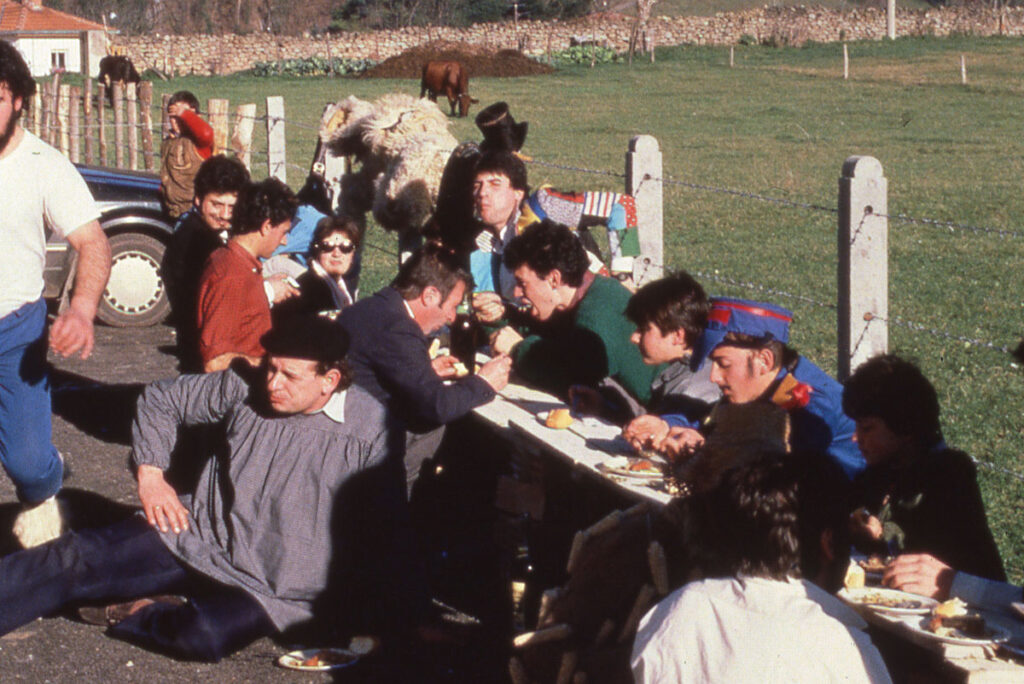 Vijaneros comiendo en 1987 - Asoc Cultural Amigos de la Vijanera.